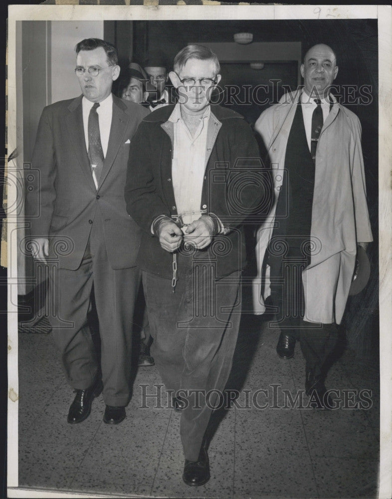 1956 Press Photo Thomas Francis Richardson handcuffed by FBI Agents - Historic Images