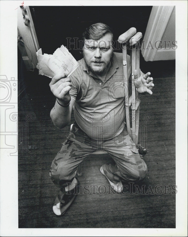 1987 Press Photo Walter Richardson holding empty envelope of Lottery ticket - Historic Images