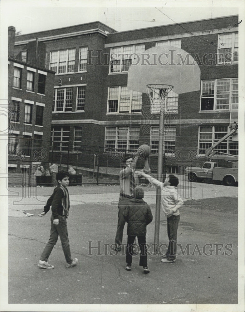 1972 Press Photo Alderman Francis Mancini playing with kids, Somerville, MASS - Historic Images