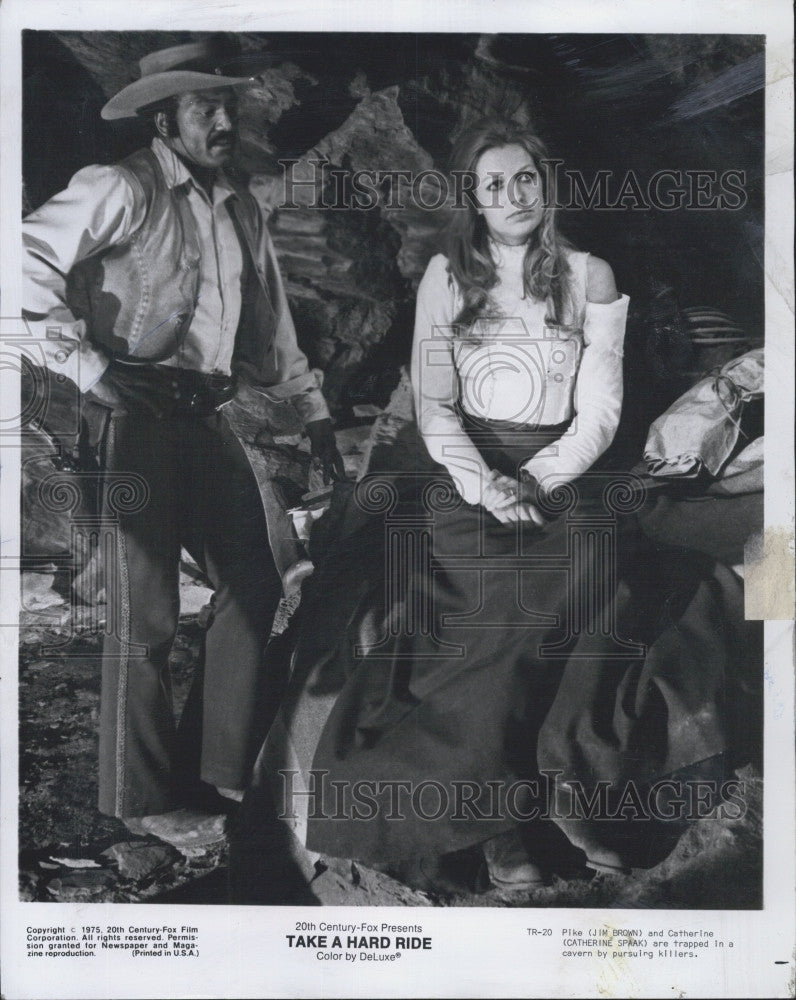 1975 Press Photo Jim Brown, Catherine Spaak &quot;Take A Hard Ride&quot; - Historic Images