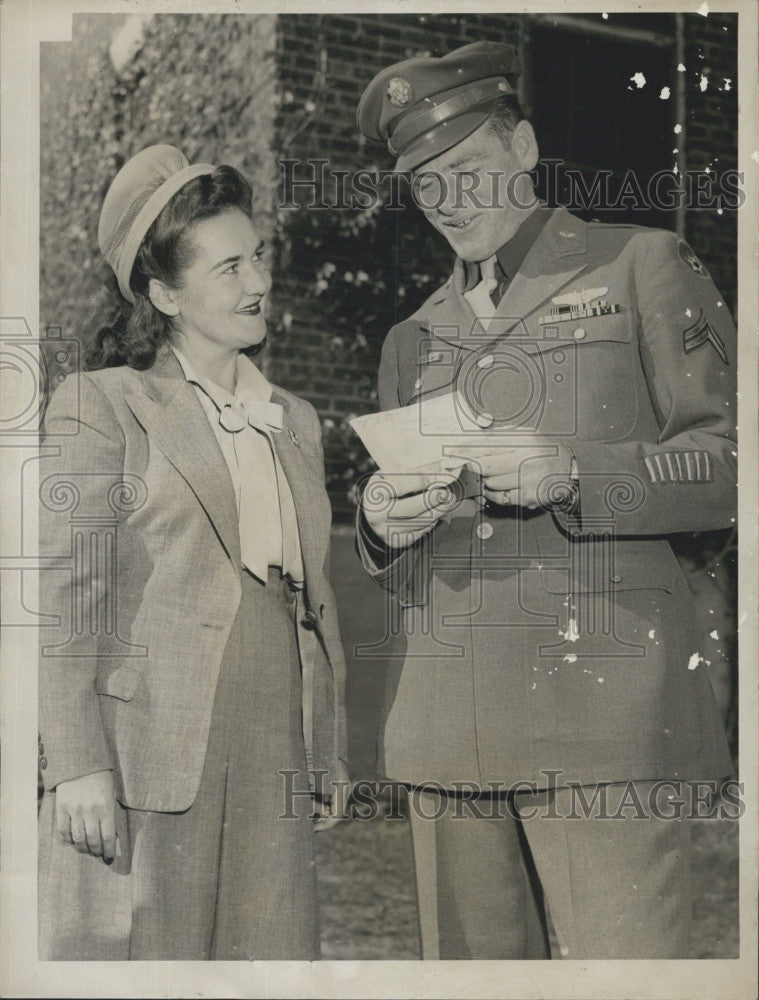 1945 Press Photo Corp Sam Rube Rubinovitz Reads Letter with Mrs Helen Robinovitz - Historic Images