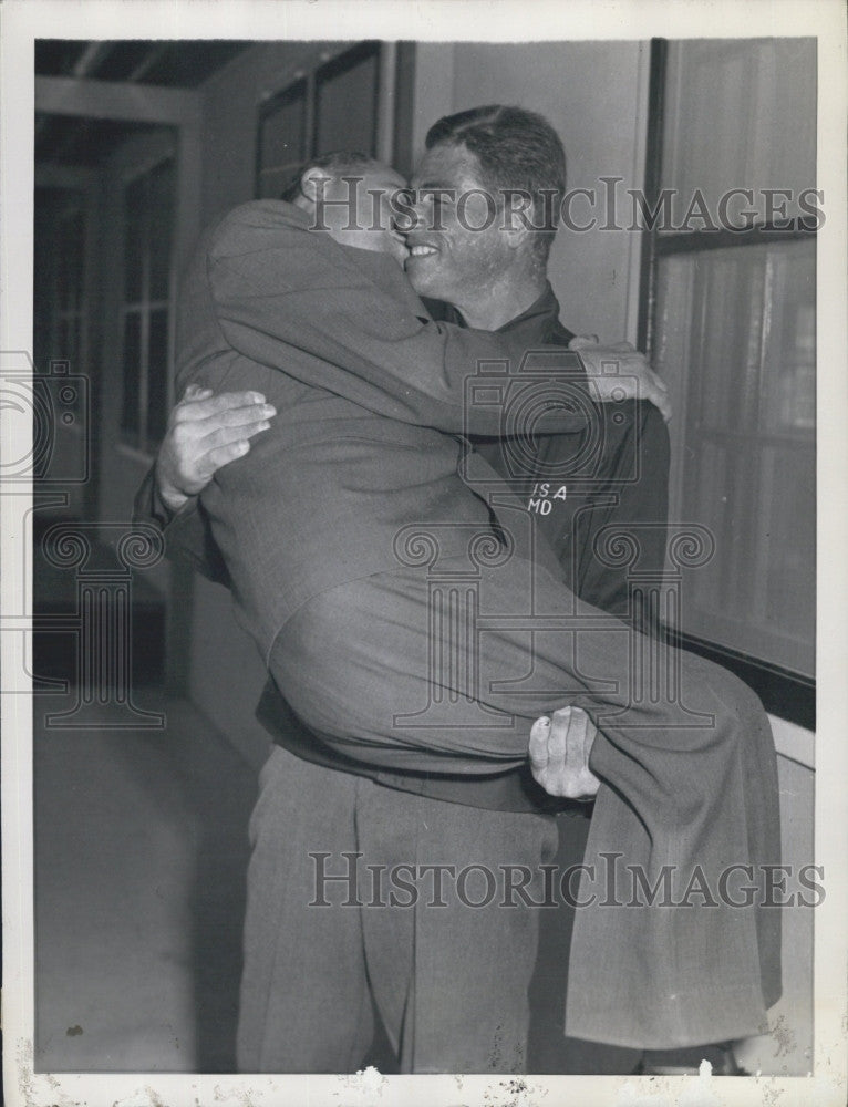 1945 Press Photo Cpl Sam Rubinovitz Greets Father Moses Rubinovitz on Return - Historic Images