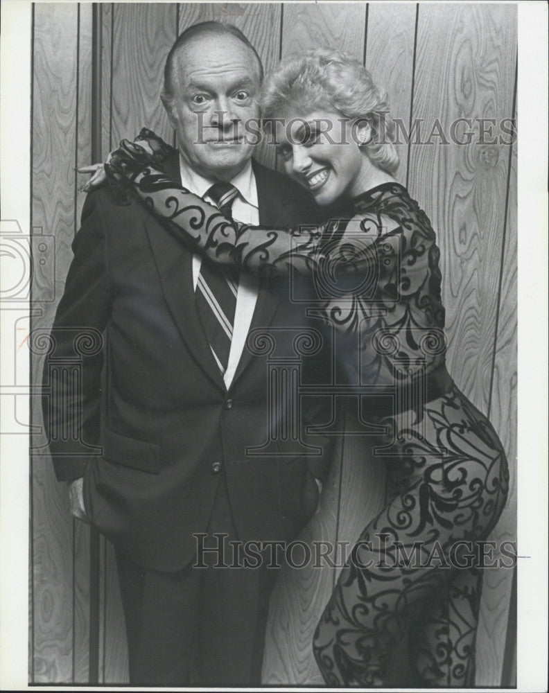 1983 Press Photo Actor Comedian Bob Hope with Actress Wanda Richert at Beacon - Historic Images