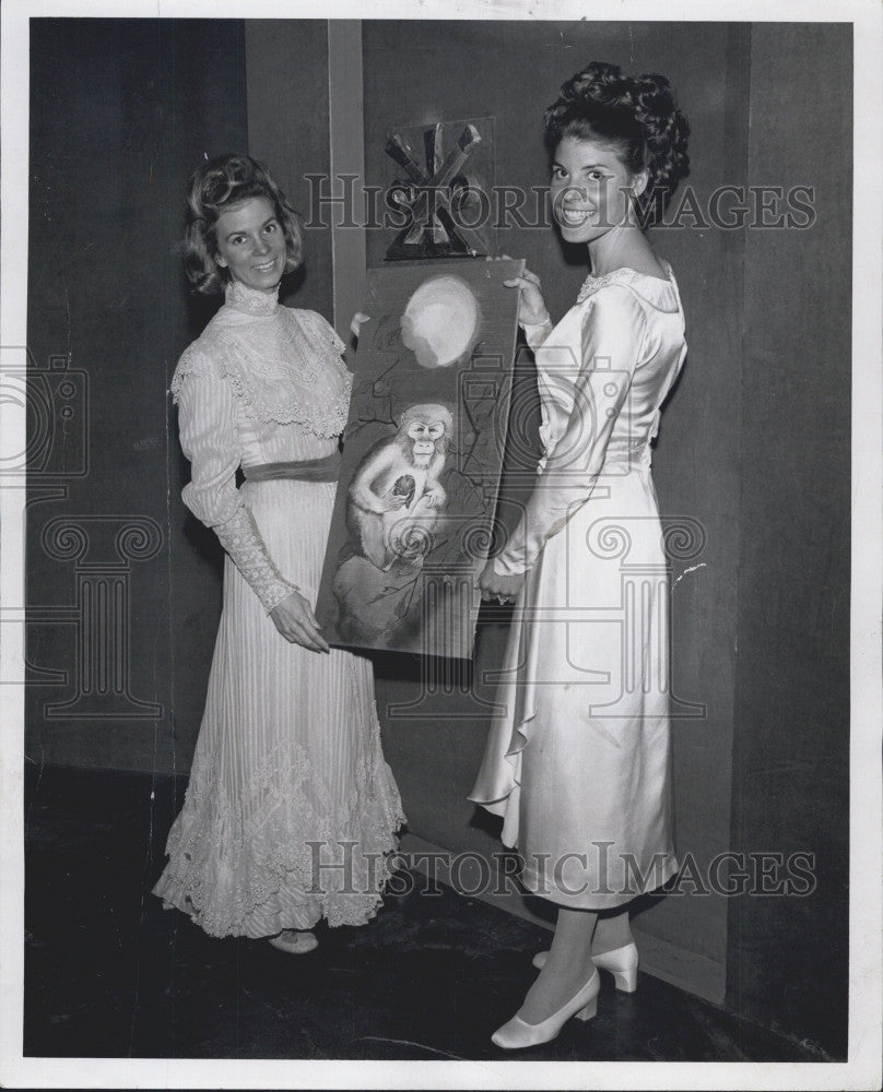 1970 Press Photo Auction Volunteers Miss Lee Bailey and Miss Jean Spooner - Historic Images