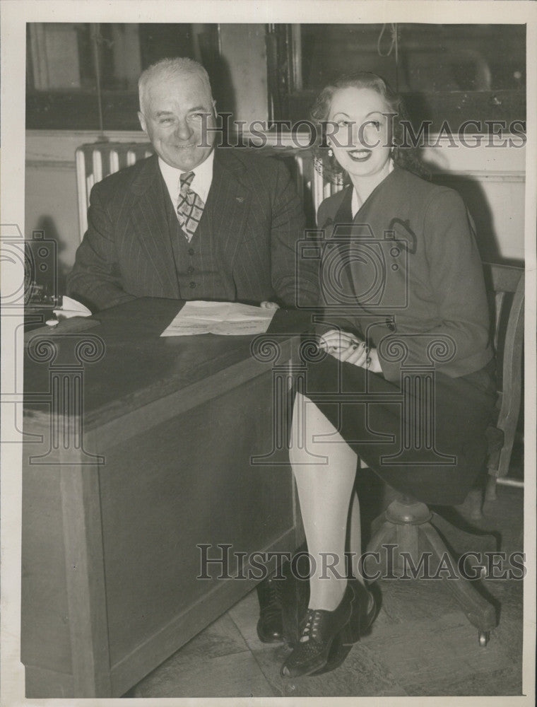 1945 Press Photo Evelyn O&#39;Neal first female food inspector with Dr Frederick J - Historic Images