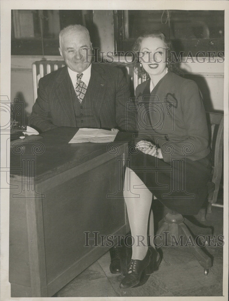 1945 Press Photo Evelyn O'Neal first female food inspector with Dr Frederick J - Historic Images