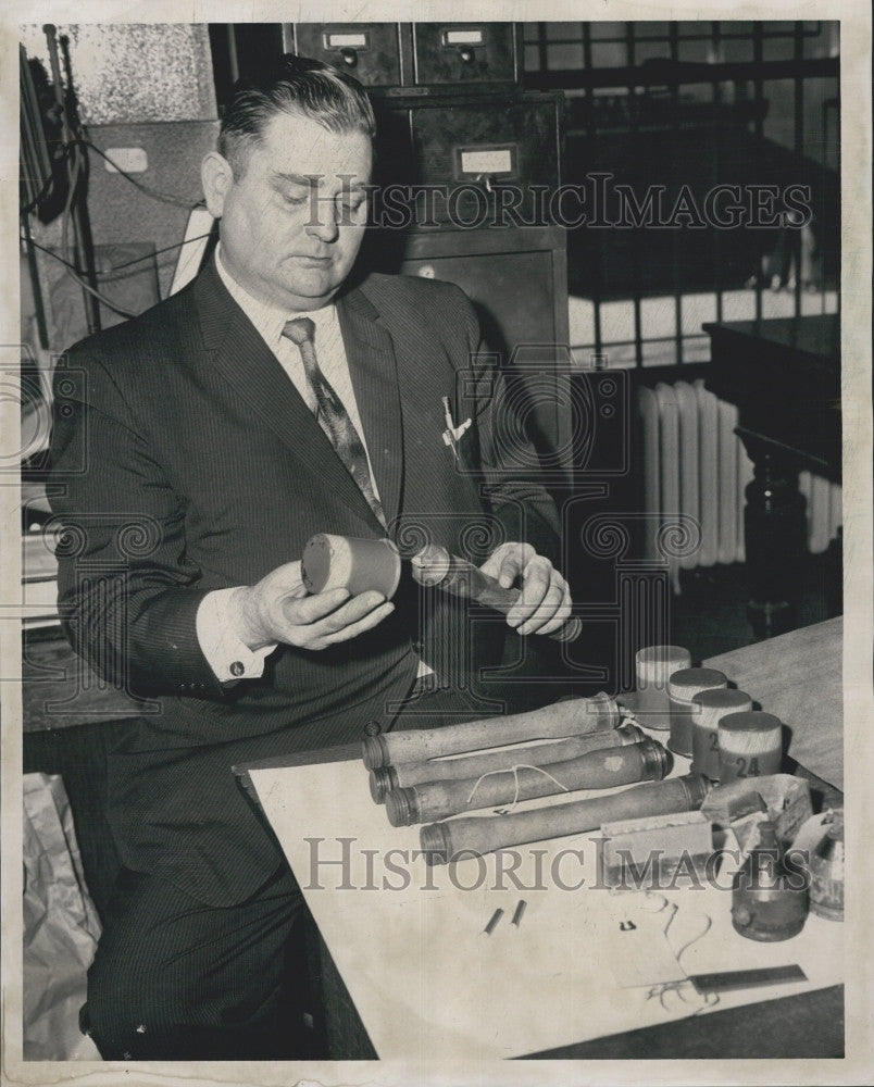 1960 Press Photo Det Francis E Bailey Boston Police with German Handstick - Historic Images