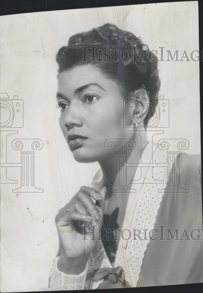 1956 Press Photo Pearl Bailey Relaxes stars in &quot;That Certain Feeling&quot; - Historic Images