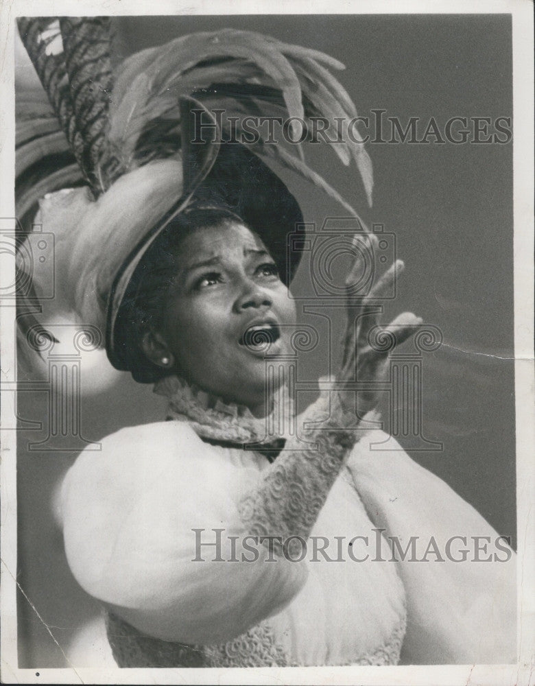 1968 Press Photo Showman Ed Sullivan plays host to Singer/Actress Pearl Bailey - Historic Images