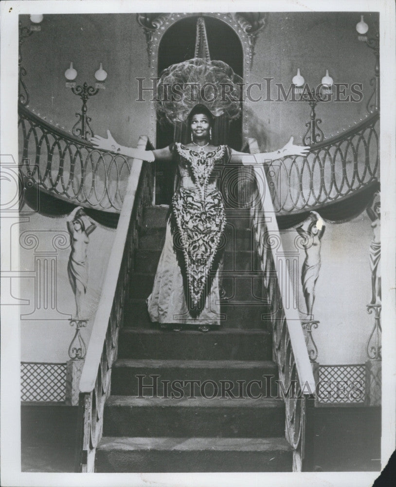 1975 Press Photo Pear Bailey in opening scene of &#39;Hello Dolly&quot;. - Historic Images