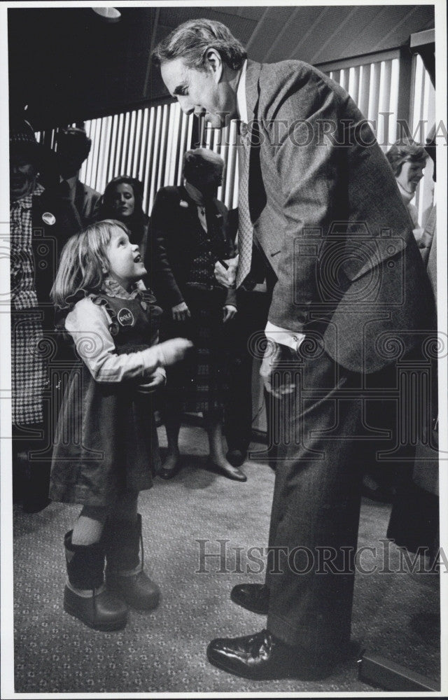 1988 Press Photo Senator Robert Dole with Tory Field on North Hampton - Historic Images