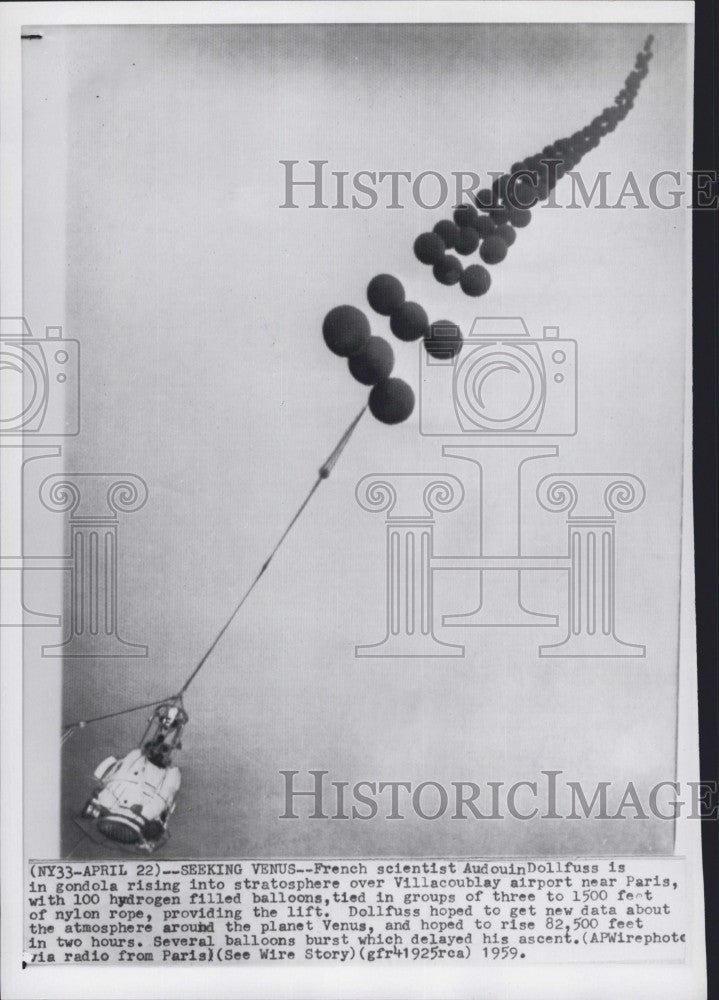 1959 Press Photo French scientist Audouin Dolifuss in gondola over Villacoublay - Historic Images