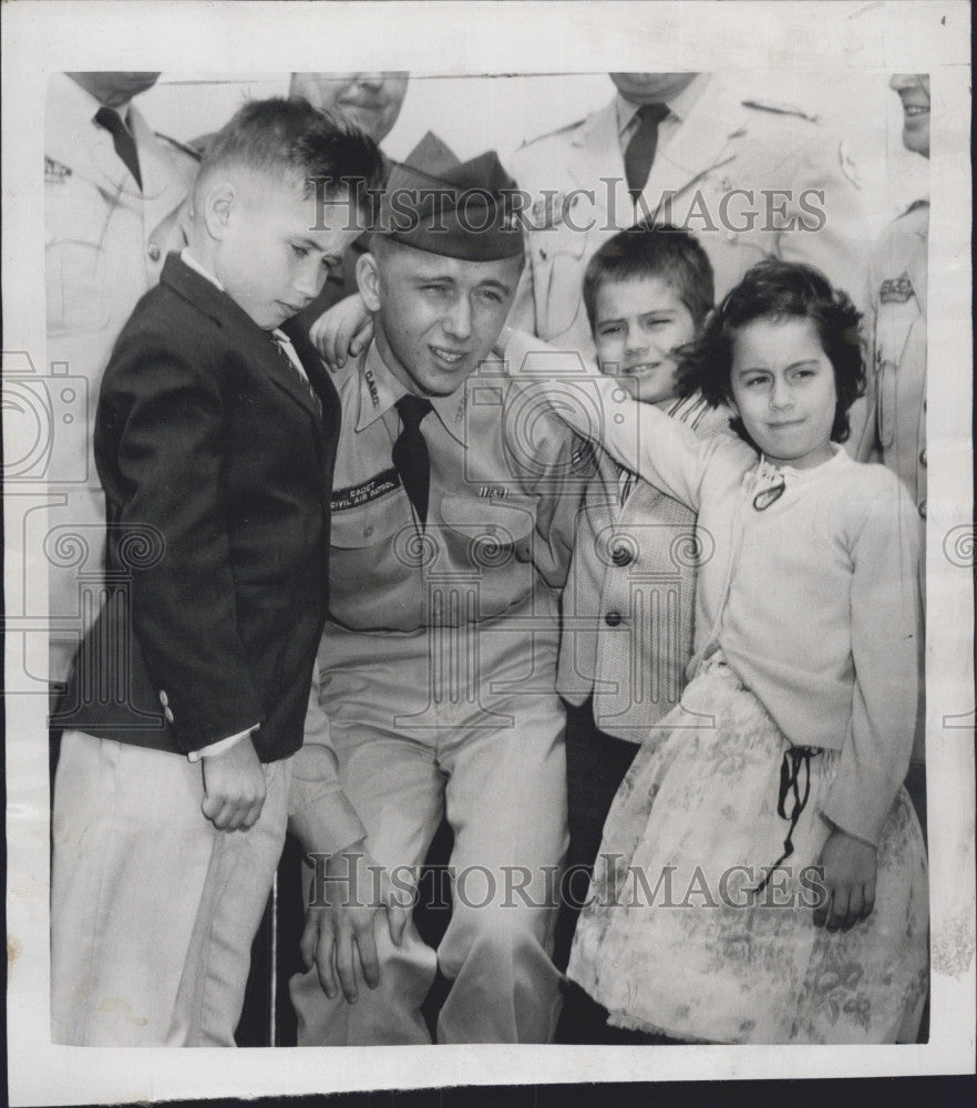 1959 Press Photo Cadet Gene Dolin, while three children that he saved from ice. - Historic Images