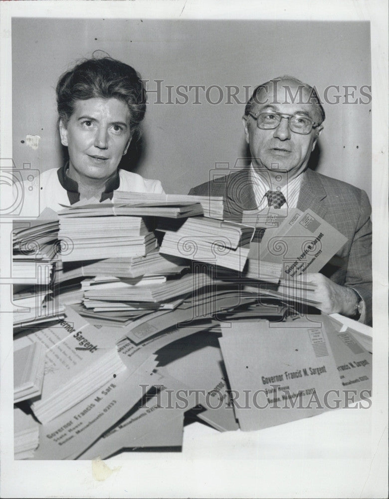 1972 Press Photo Nursing Home Officials in Cambridge with survey mountain cards. - Historic Images