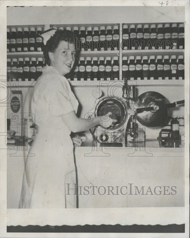 1958 Press Photo Madeline Dolliver R.N shows a Germ Killer Sterilizer machine. - Historic Images