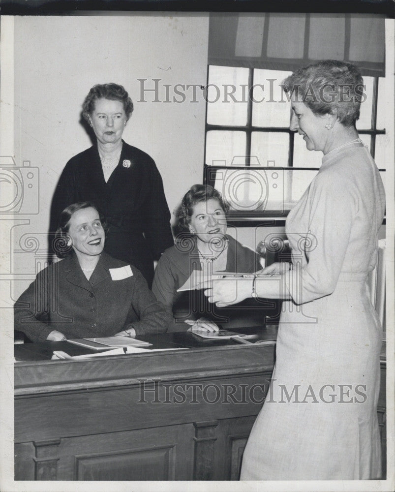 1960 Press Photo Teachers of History and Government visit State House. - Historic Images