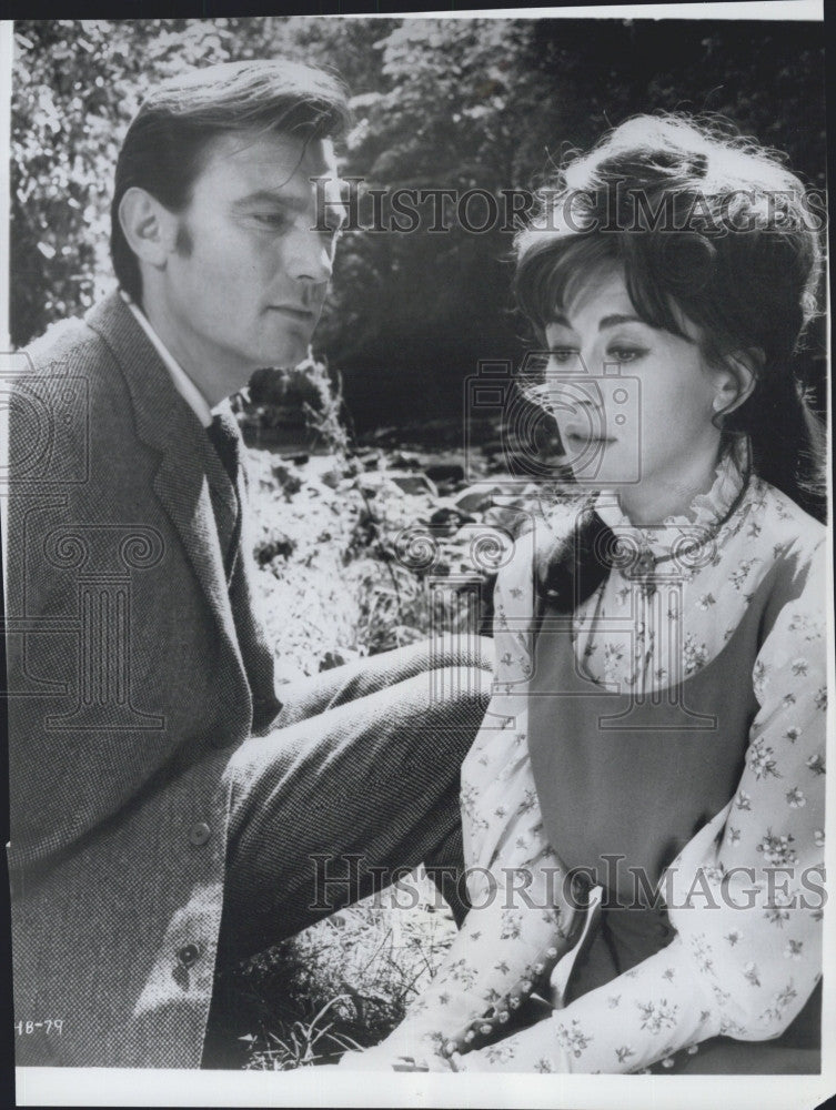 1964 Press Photo Laurence Harvey and Nanette Newman in scene &quot;Of Human Bondage&quot; - Historic Images