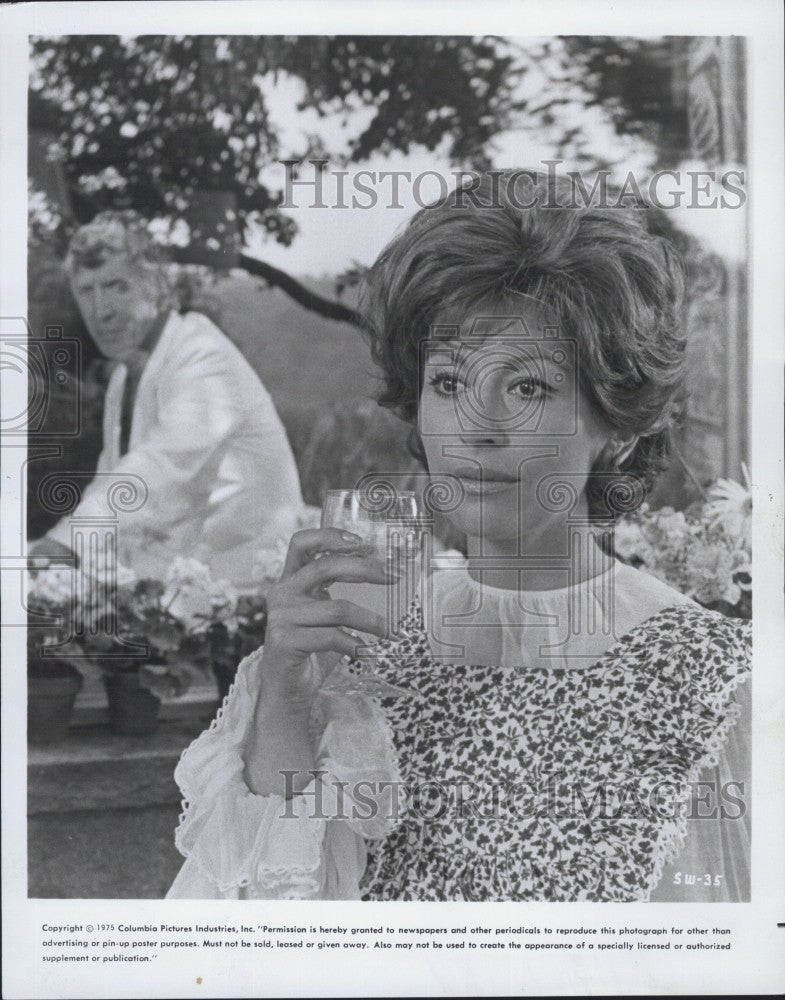 1975 Press Photo Nanette Newman in &quot;The Shepherd Wives&quot;. - Historic Images