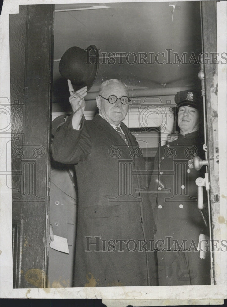 1945 Press Photo Ex-Mayor Malcolm Nochols arrives at Symphony Hall. - Historic Images