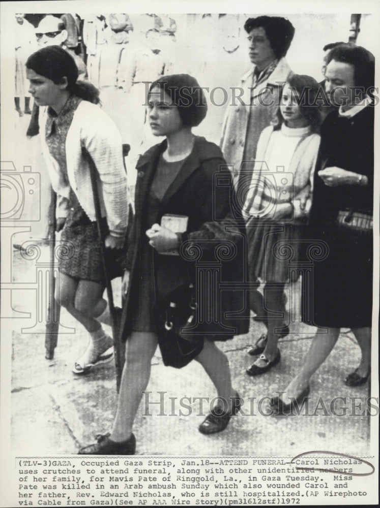 1972 Press Photo Carol Nicholas in crutches and family attend funeral Mavis Pate - Historic Images