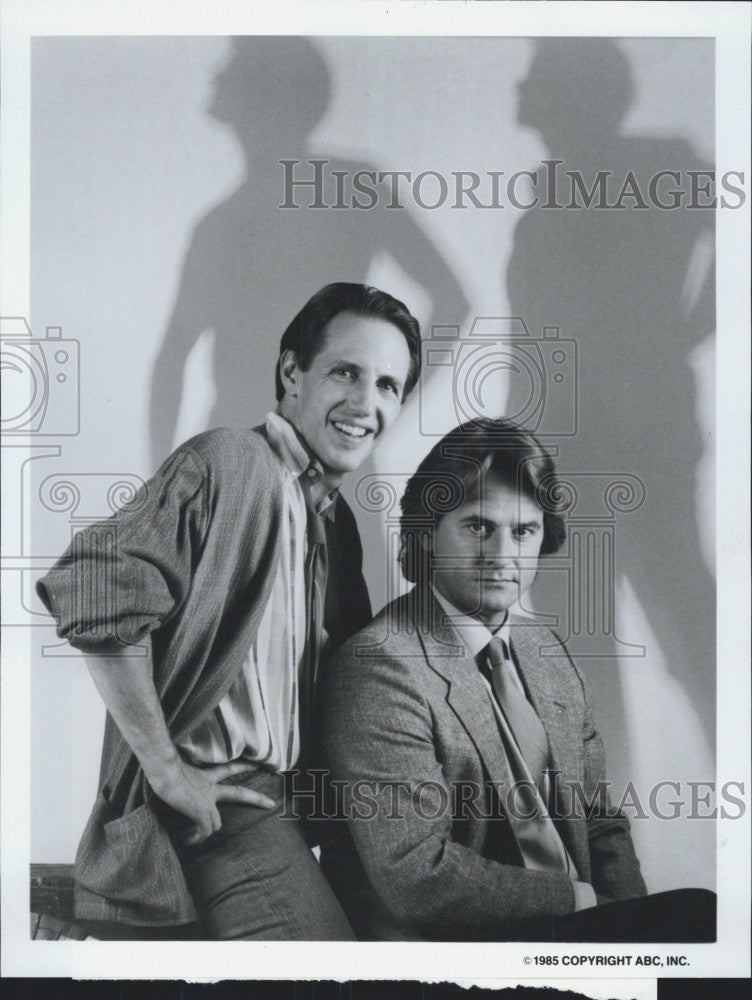 1985 Press Photo Dennis dugan and Trevor Eve in &quot;Shadow Chaser&quot;. - Historic Images