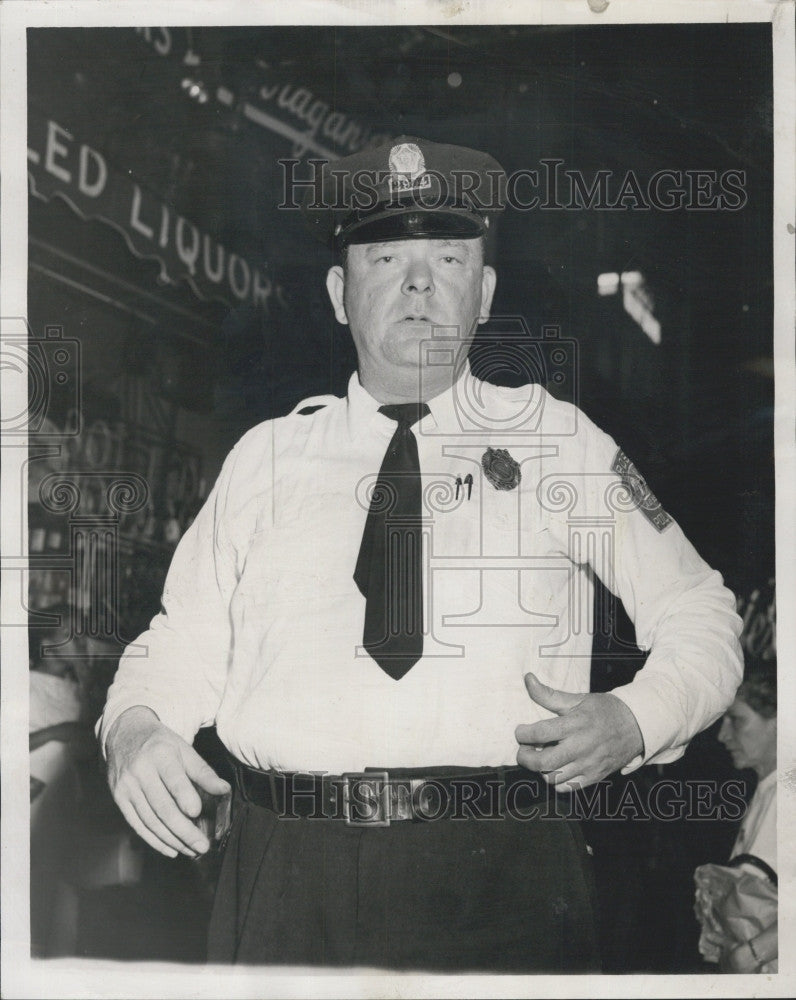 1959 Press Photo Patrolmen Daniel Donnelly, Slug just missed hub Cop. - Historic Images