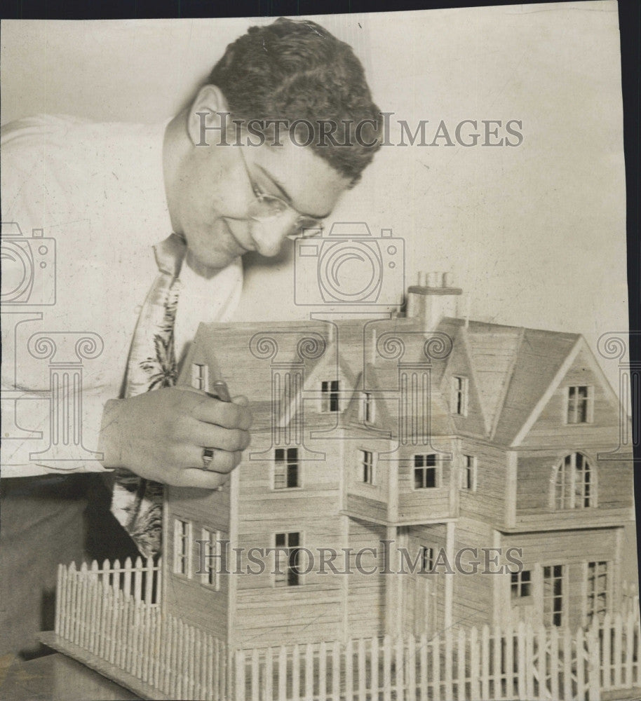 1957 Press Photo Nunzio Donato, puts finishing touche of miniature model house. - Historic Images