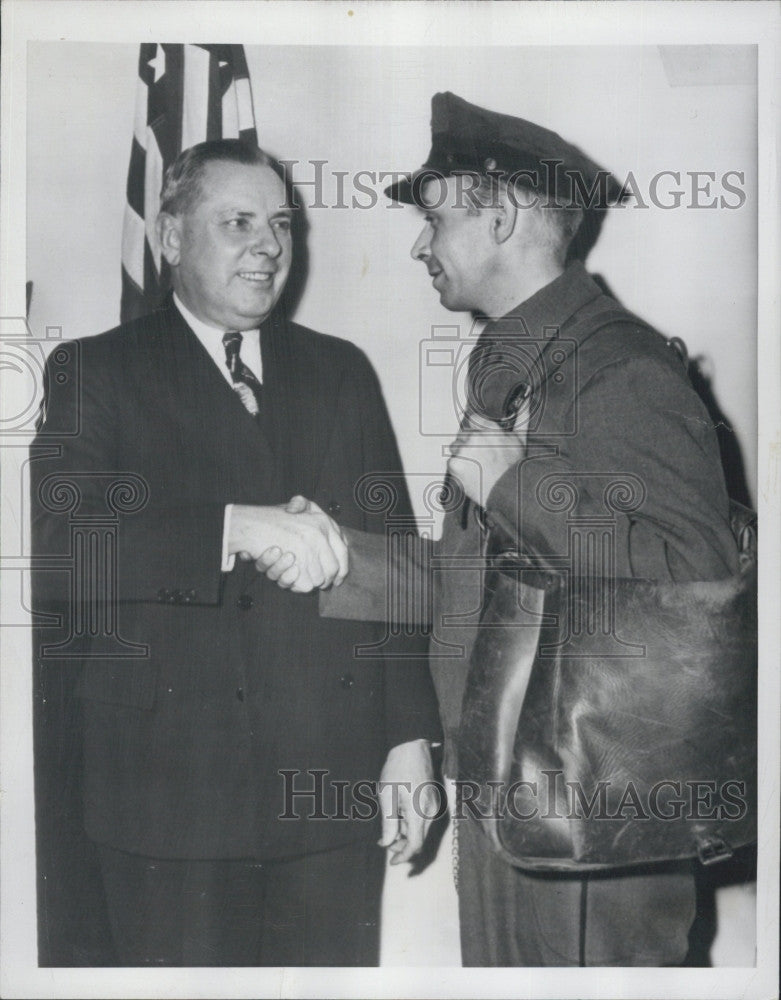 1947 Press Photo Mail carrier J. Bradley, Postmaster General Jesse M. Donaldson - Historic Images