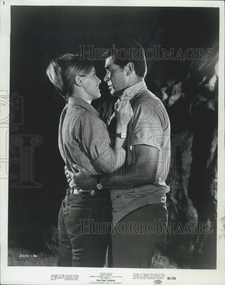 1968 Press Photo James Garner, Eva Renzi &quot;The Pink Jungle&quot; - Historic Images