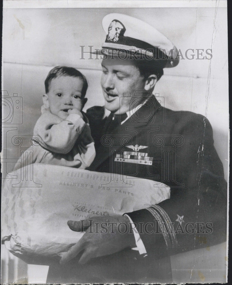 1955 Press Photo Lt. Norman &quot;Moose&quot; Donahoe, 17-month-old Roni Marie - Historic Images