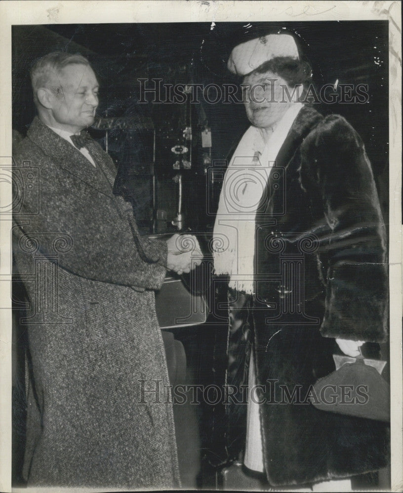 1947 Press Photo Mrs. Mary Dondero and Sherman Adams at Union Station - Historic Images