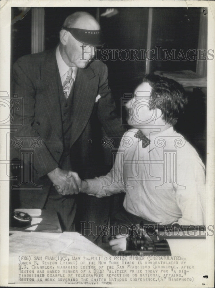 1945 Press Photo James Reston of New York Times Congratulated on Pulitzer Prize - Historic Images