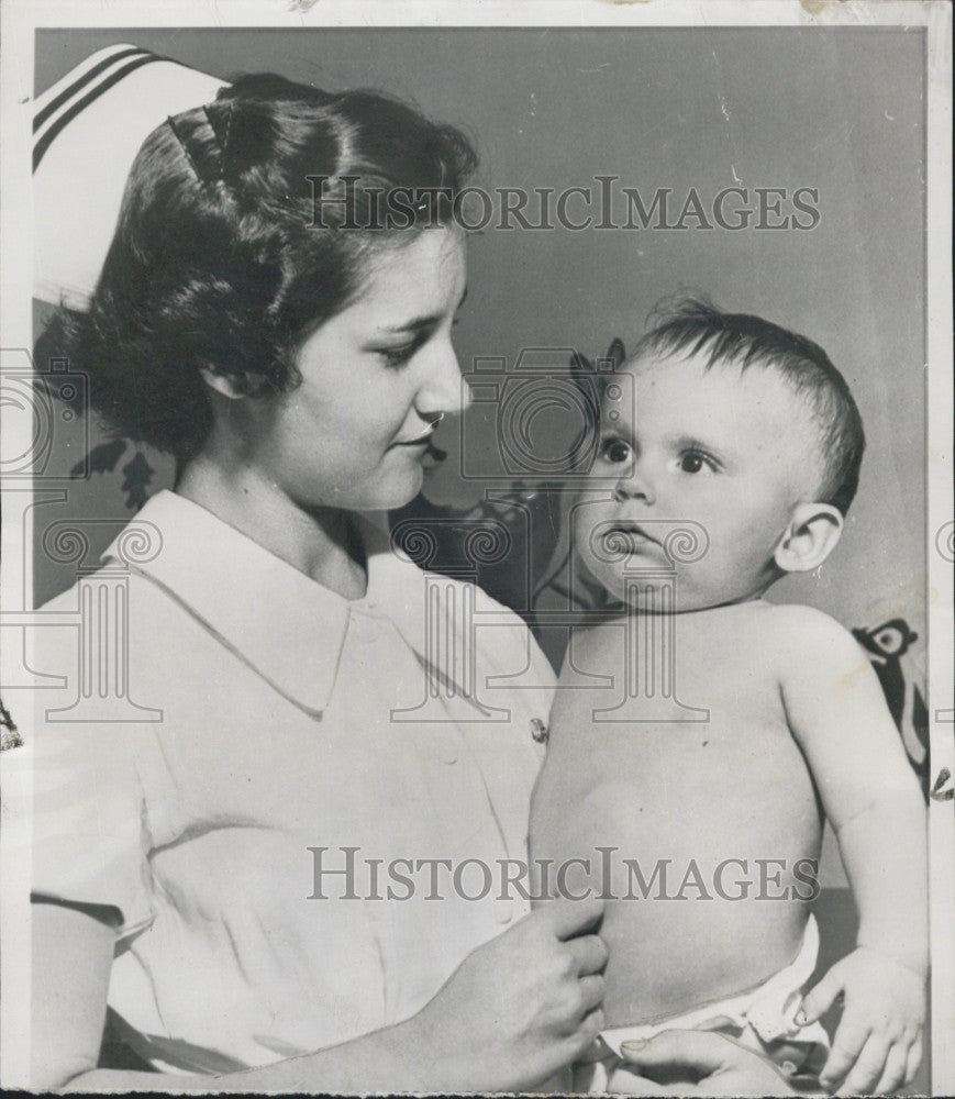 1953 Press Photo Nurse Kate Smith &amp; baby William Ray Vanaman - Historic Images