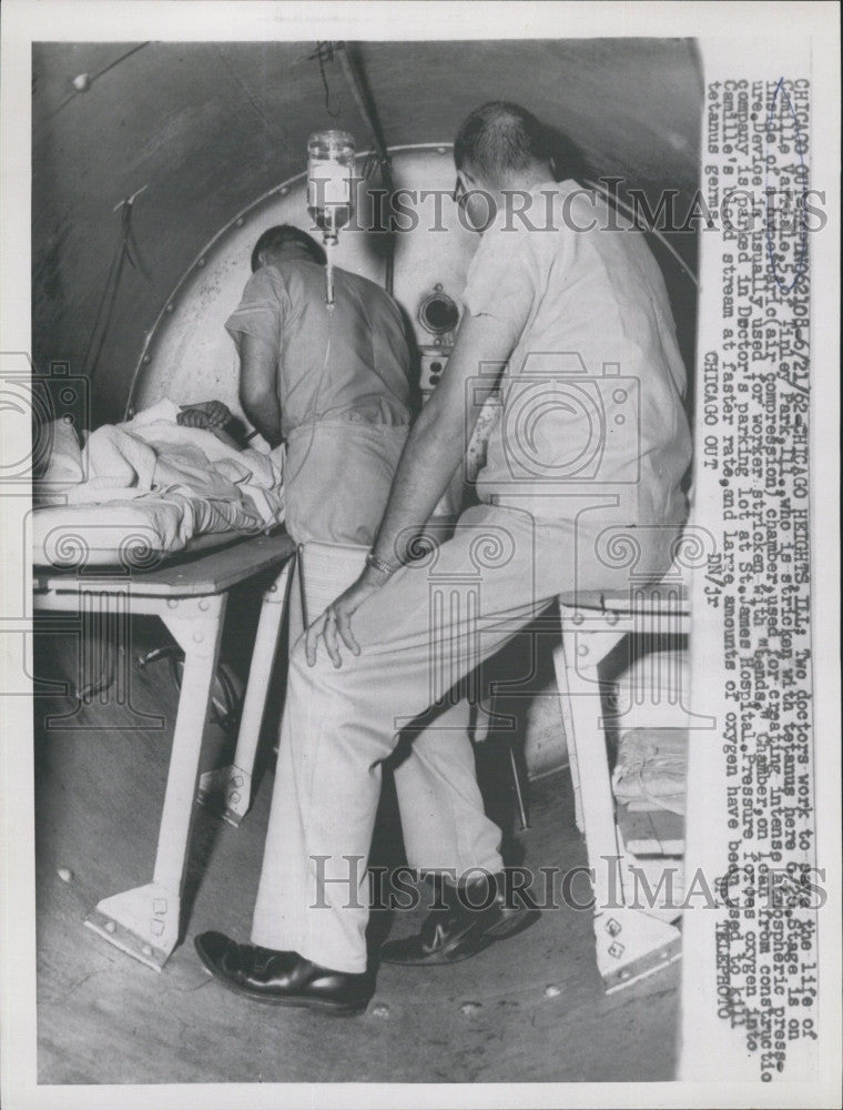 1962 Press Photo Doctors work on tetanus victim Camile Varialle - Historic Images