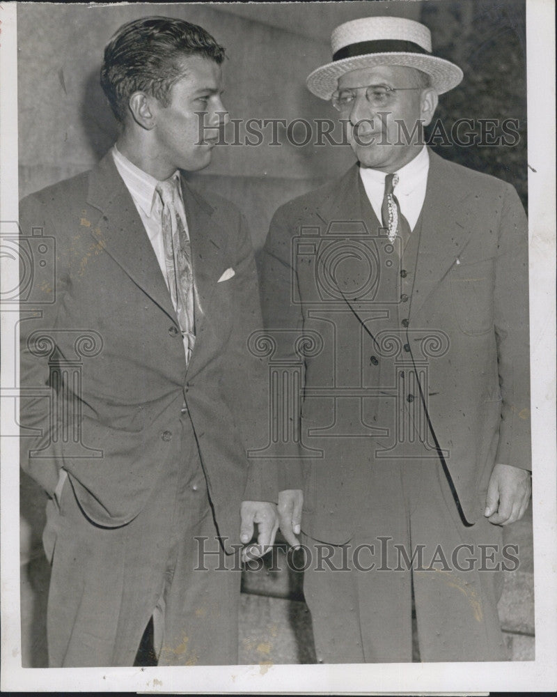 1946 Press Photo Donald A Veader &amp; atty Morris Schneider - Historic Images