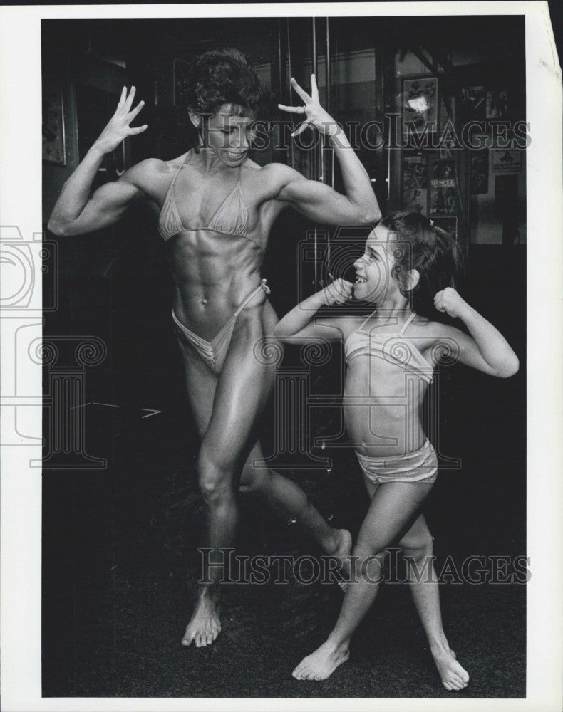 1984 Press Photo Diane Vecchione &amp; daughter Michelle , bodybuilders - Historic Images