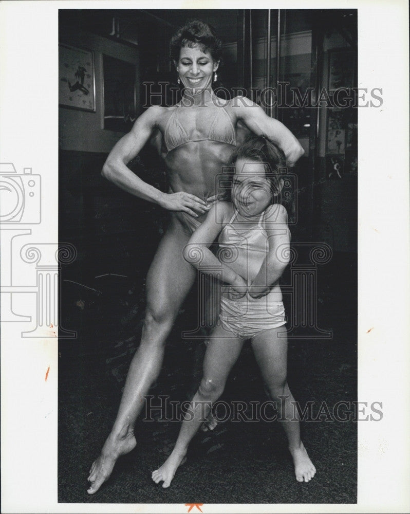 1984 Press Photo Diane Vecchione  &amp; daughter Michelle, bodybuilders - Historic Images