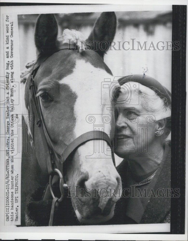 1961 Press Photo Mrs. George Vanier with this hunter at Ottawa Valley Hunt - Historic Images