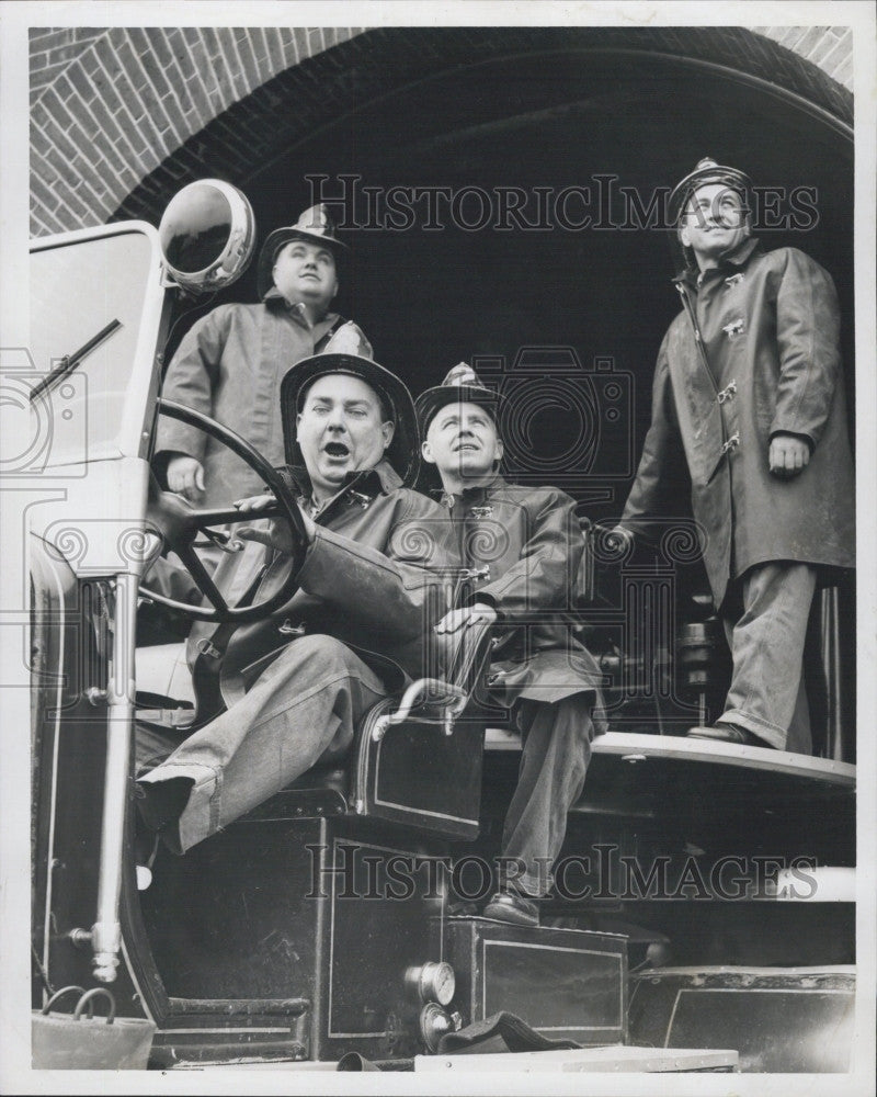 1932 Press Photo Cambridge Firemen, Irish Sweeps Winner. - Historic Images