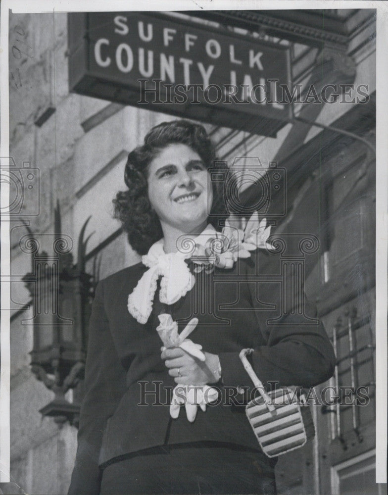 1959 Press Photo Mrs.William Van Rie leaves Suffolk Country Jail. - Historic Images