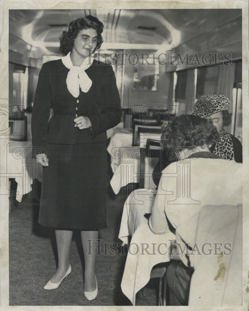 1959 Press Photo Nella Van Rie Dining Car - Historic Images