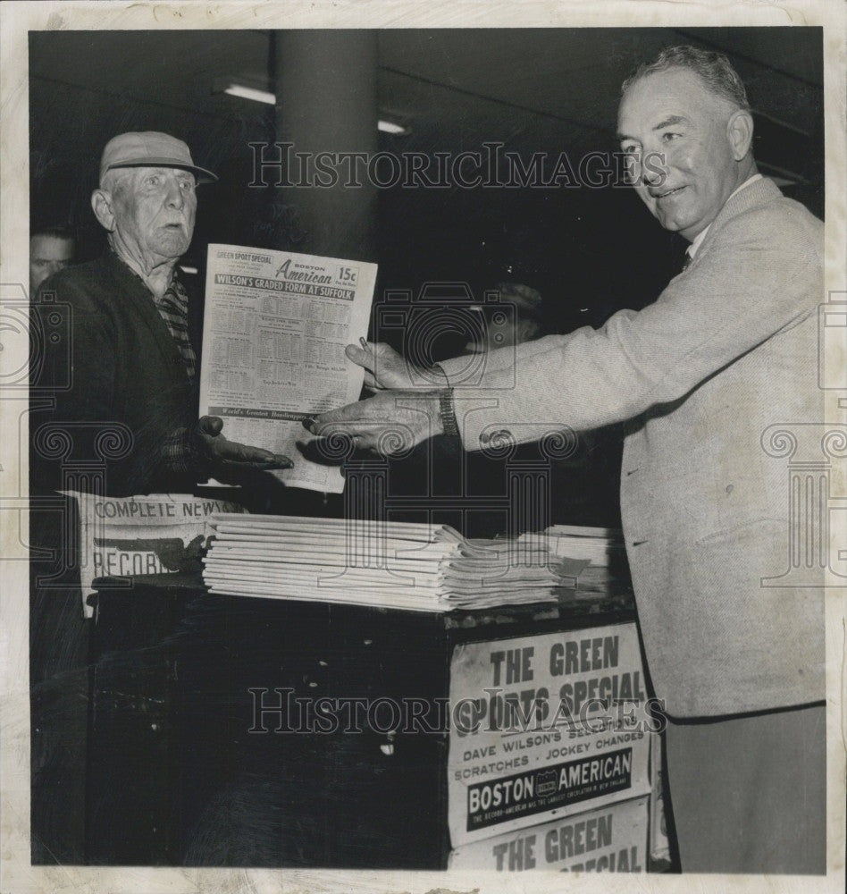 1959 Press Photo Ben Waitt and some newspapers - Historic Images