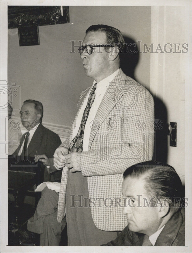 1950 Press Photo Walter Waldron, .MTA Trustee at a meeting - Historic Images