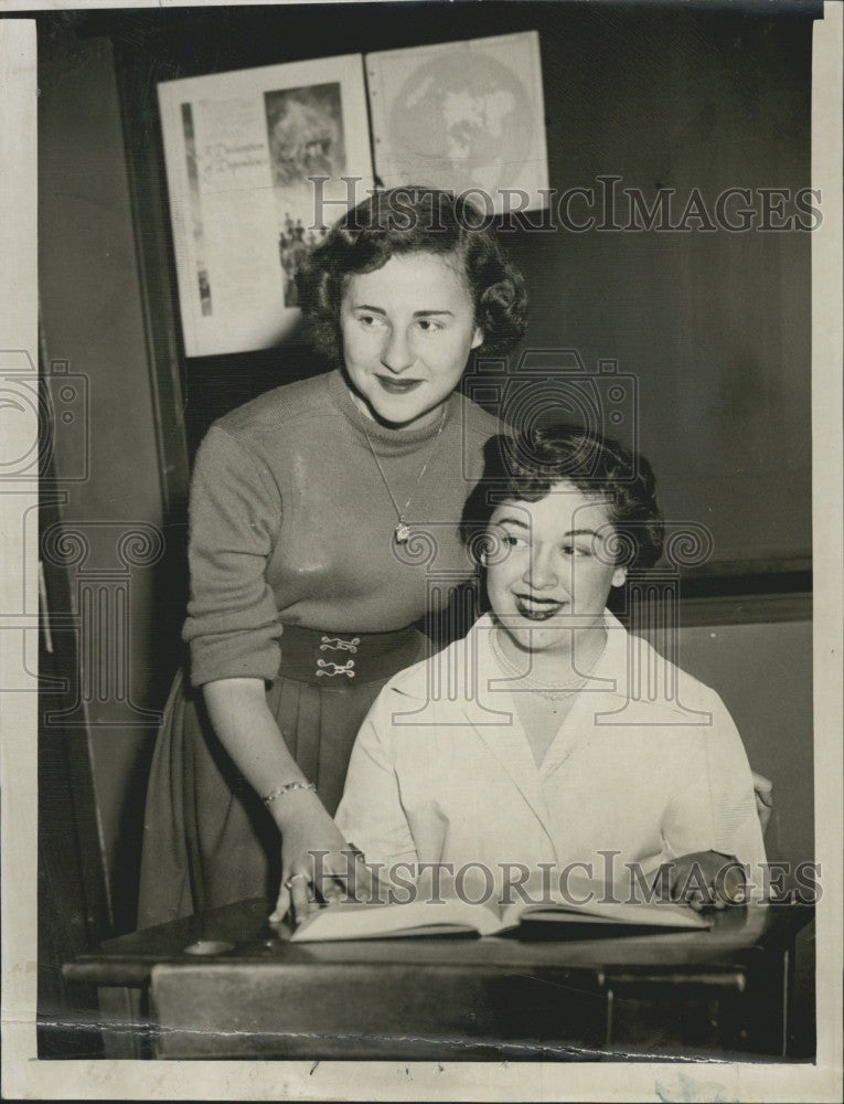 1952 Press Photo Claire Waldman &amp; Rhona Slifky at their school - Historic Images