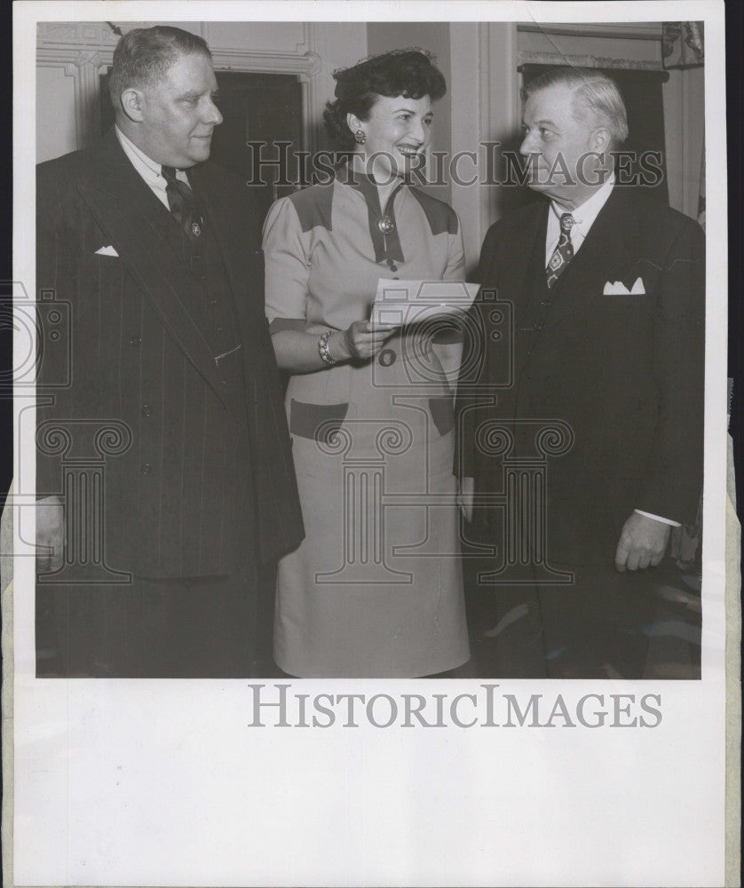 1954 Press Photo Dr Harold Wainerdi Sylvia Lawry &amp; Claude Cross Discuss Event - Historic Images