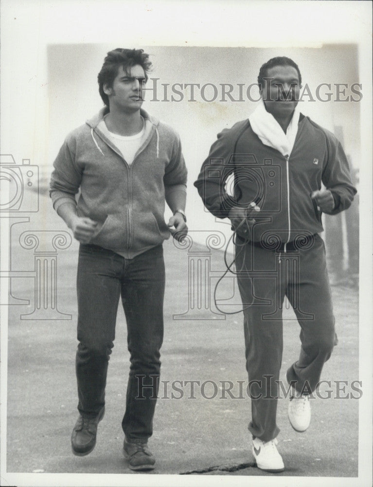 1985 Press Photo Ken Wahl &amp; Billy Dee Williams Star In &quot;Double Dare&quot; - Historic Images