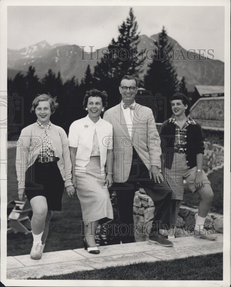 1953 Press Photo Tourists At Jasper Park Lodge Mr. And Mrs.F.S. Vanderbrouk - Historic Images