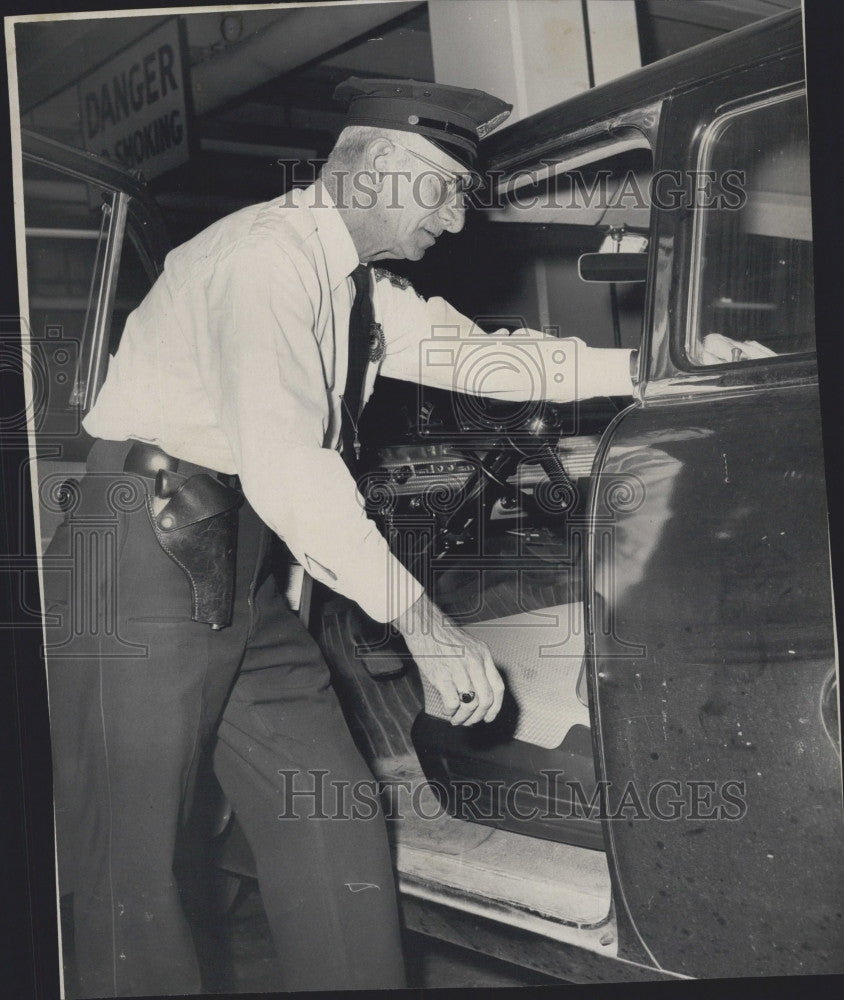 1958 Press Photo Police Officer Charles Walker Checking Parking Lot Cars - Historic Images