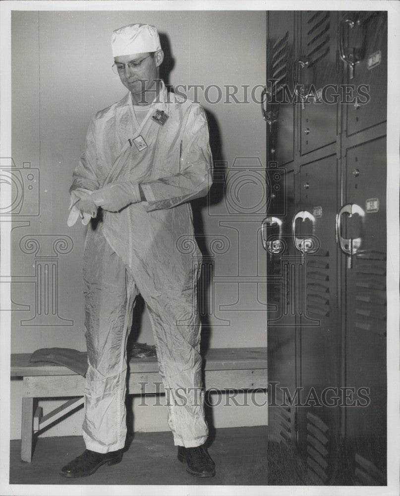 1957 Press Photo Edward Walker, General Dynamics Health Inspector - Historic Images