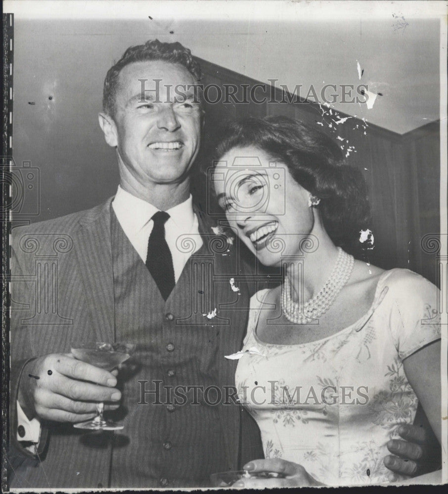 1960 Press Photo Actor Sterling Hayden And New Bride Catherine Devine McConnell - Historic Images